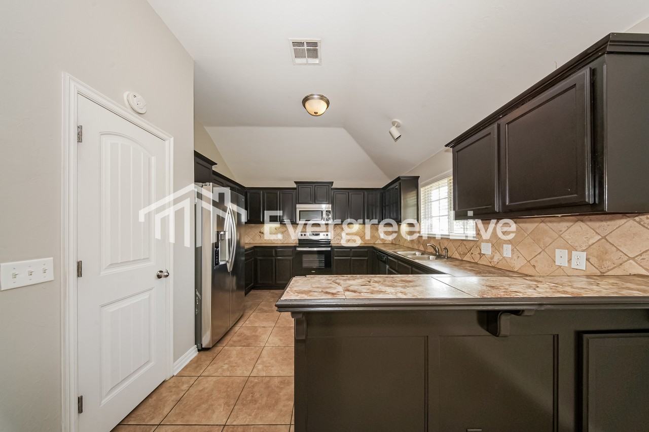 9423 Peachtree Ln - Photo 6 of 15