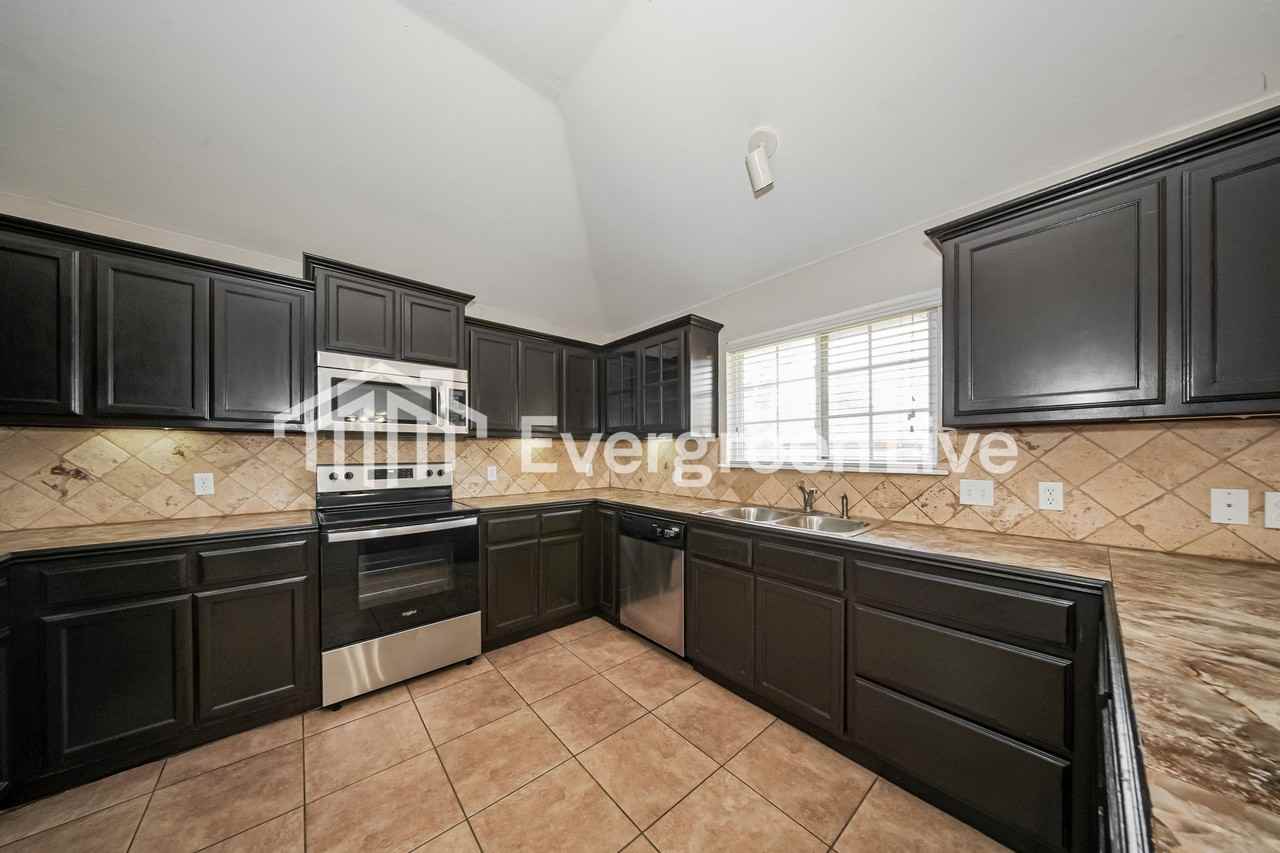 9423 Peachtree Ln - Photo 7 of 15