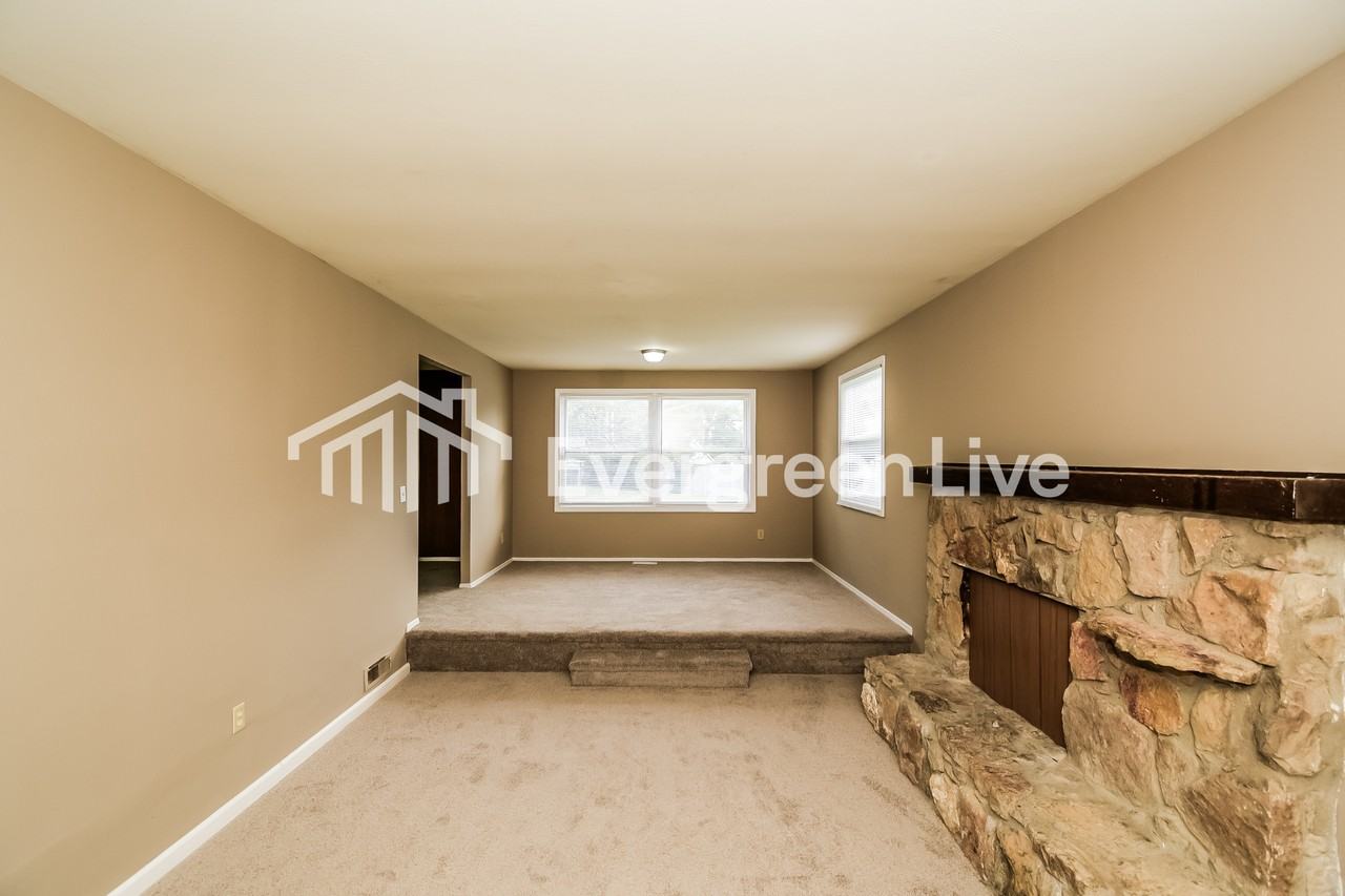 2054 Overlook Ct - Photo 2 of 15