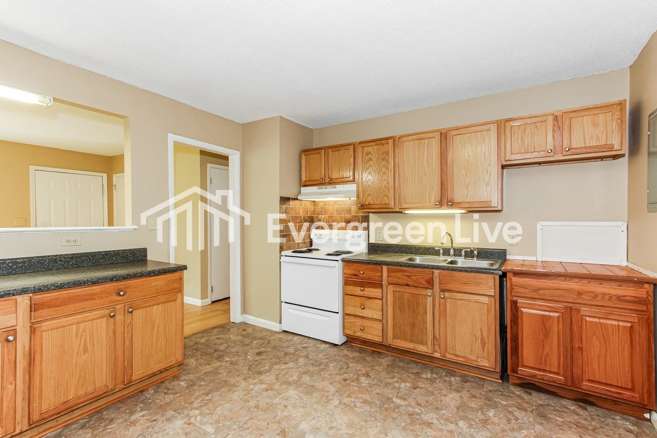 438 Riverside Ln - Photo 3 of 15