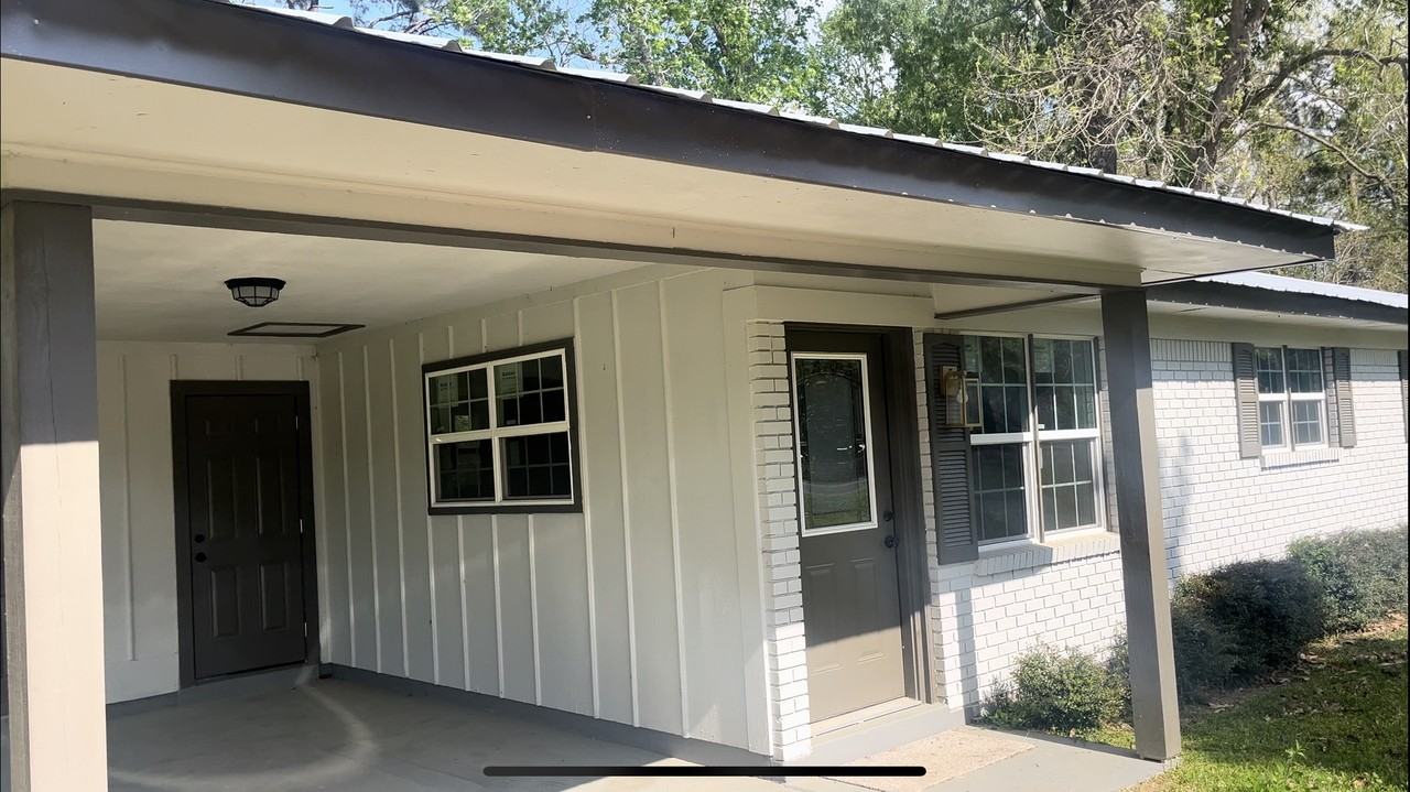 420 Bayou Oaks Dr - Photo 3 of 7