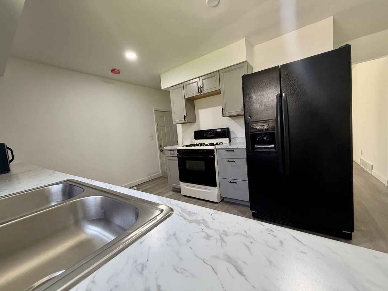 2106 Janice Dr - Photo 3 of 17