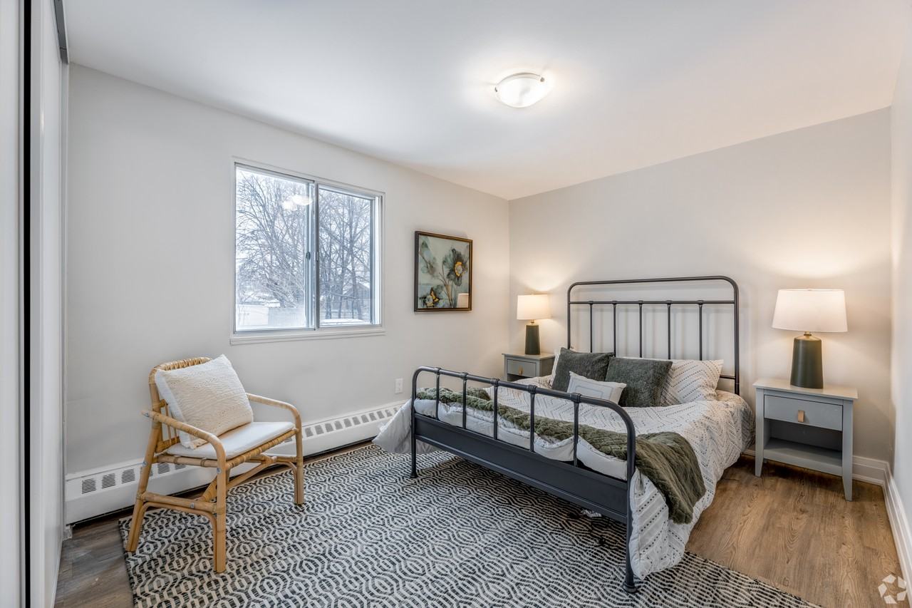 20 Elizabeth Street N - Photo 5 of 13
