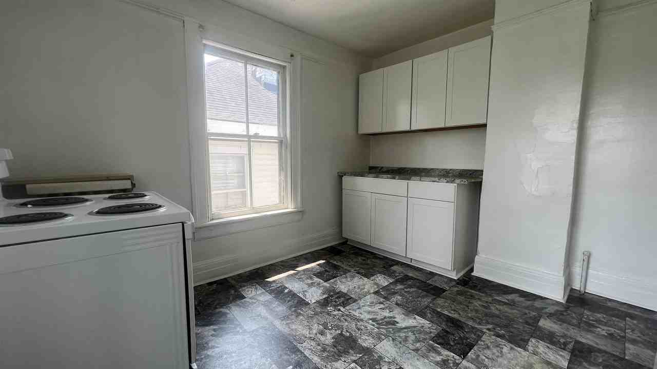 506 Stuart St #B - Photo 3 of 12