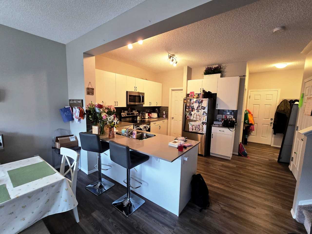 UPPER 22803 96 Avenue Northwest - Photo 2 of 17