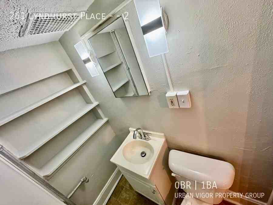 261 Lyndhurst Pl #2 - Photo 4 of 13