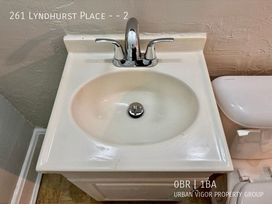 261 Lyndhurst Pl #2 - Photo 5 of 13