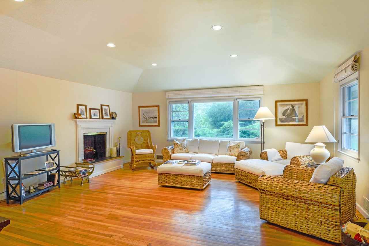 33 Apaquogue Rd - Photo 6 of 9