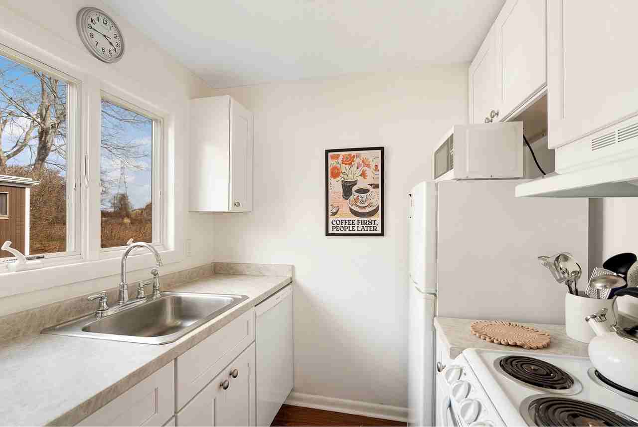 34A Sag Harbor Tpke - Photo 7 of 13