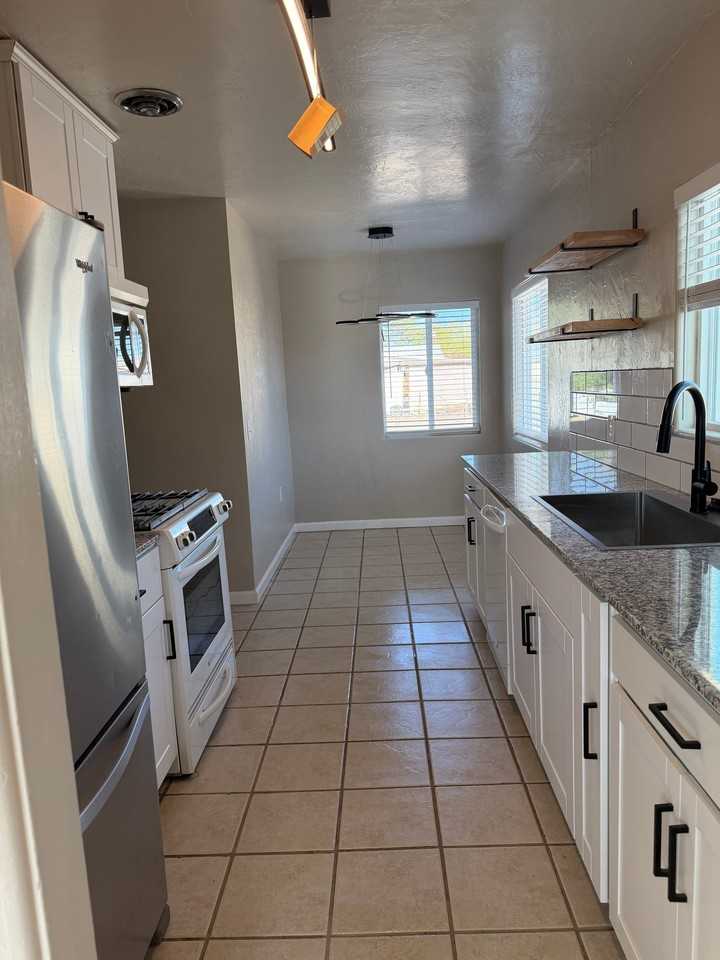 1803 S 8th Ave - Photo 4 of 13