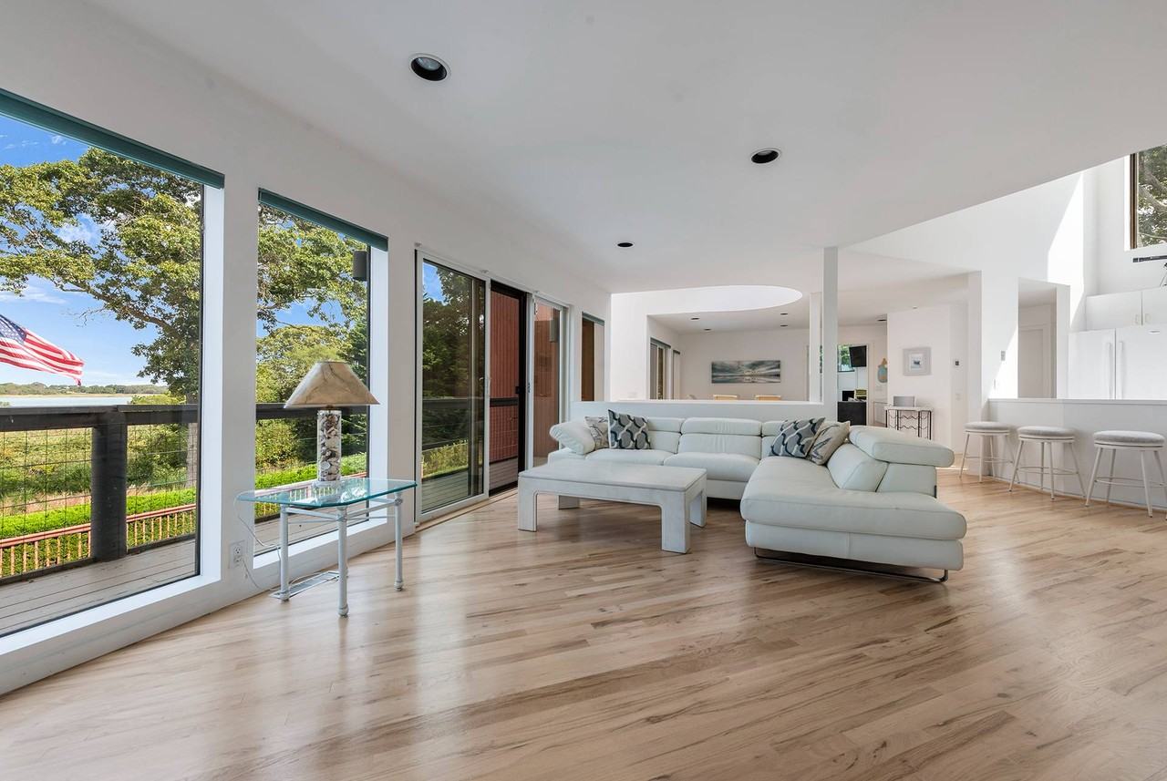 86 Inlet Rd E - Photo 4 of 20