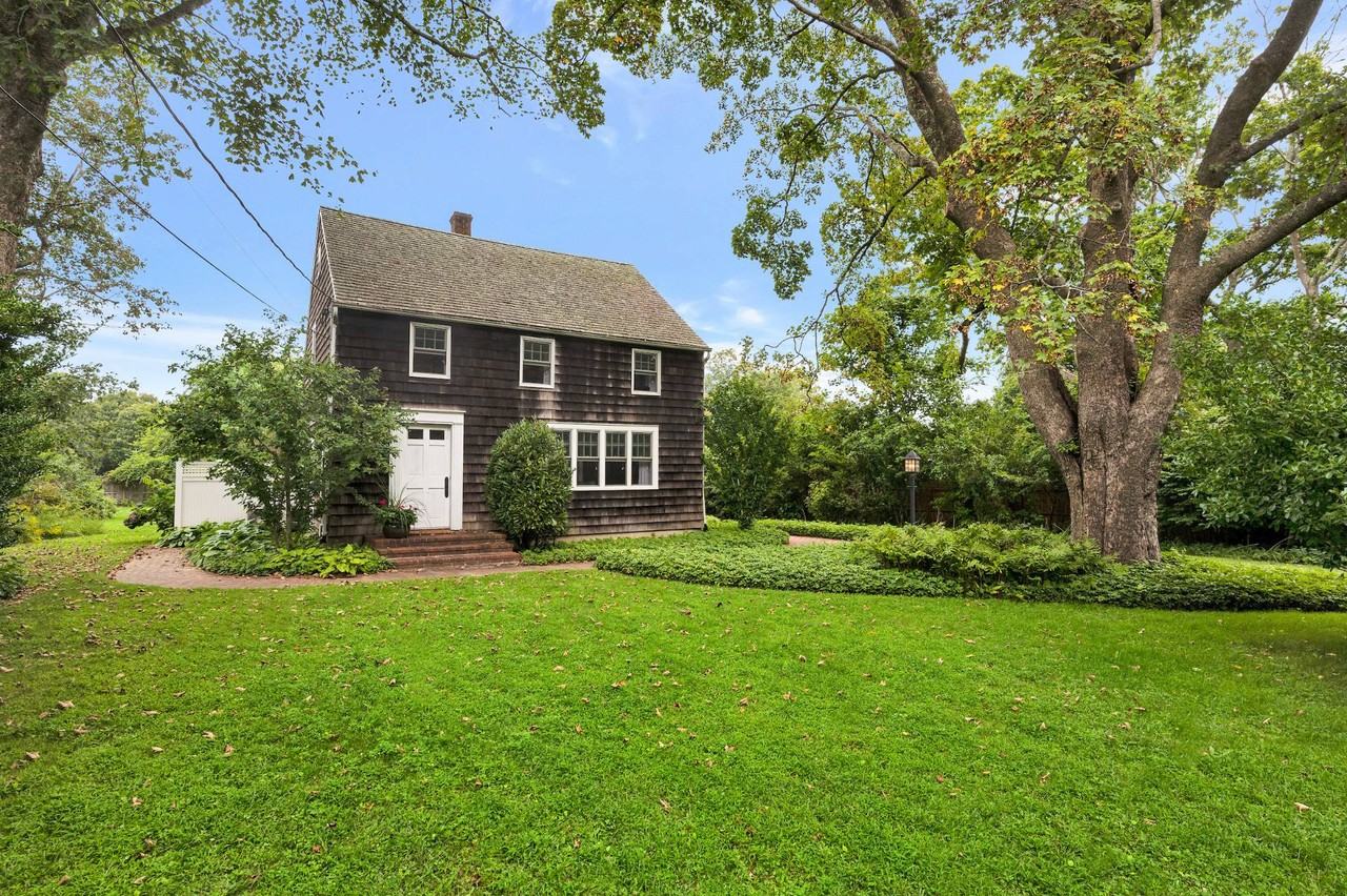 32 Sag Harbor Tpke - Photo 2 of 18