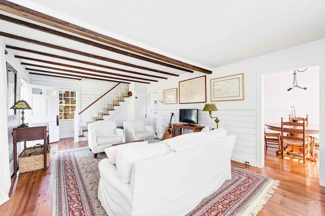 32 Sag Harbor Tpke - Photo 5 of 18