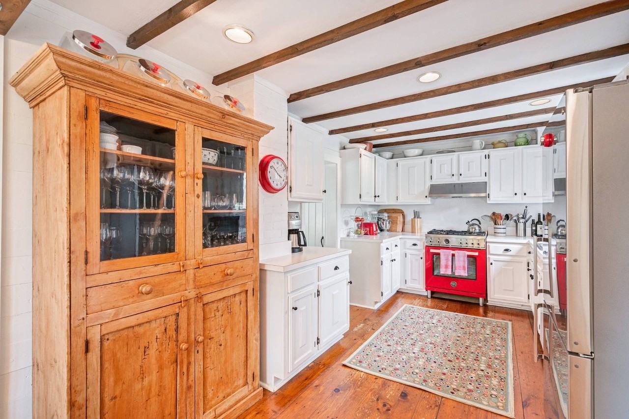 32 Sag Harbor Tpke - Photo 6 of 18