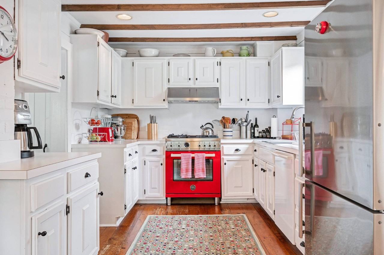 32 Sag Harbor Tpke - Photo 7 of 18