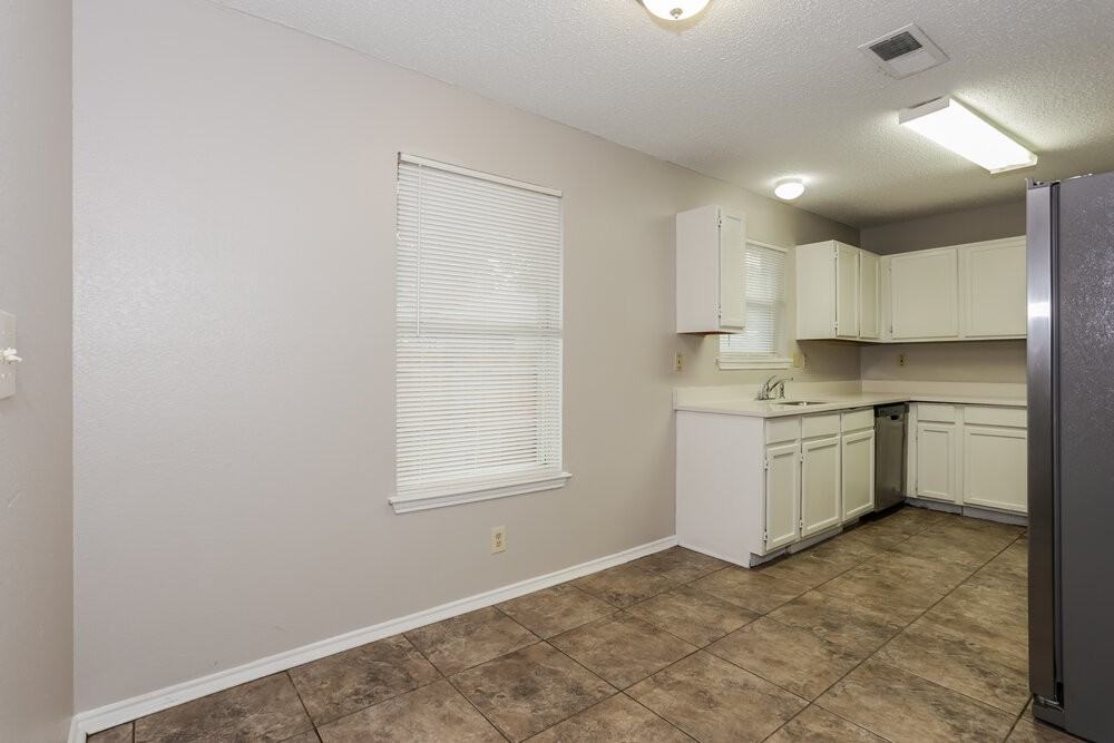 8120 Camelot Rd - Photo 6 of 16