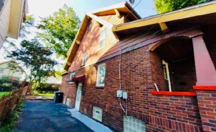 466 Adkins Ave - Photo 4 of 31