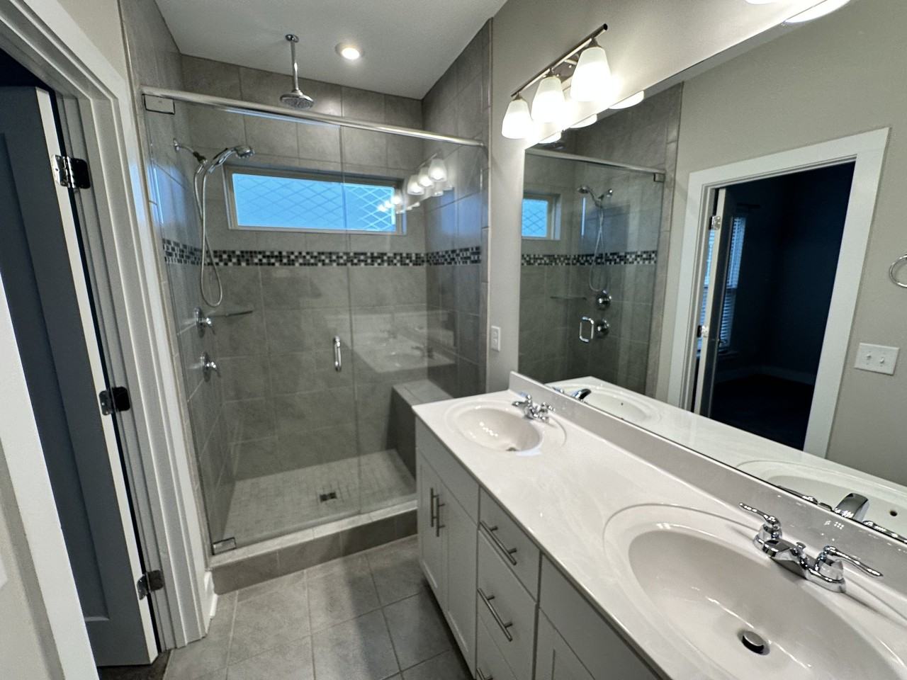 16042 Roscoe Ln - Photo 5 of 8