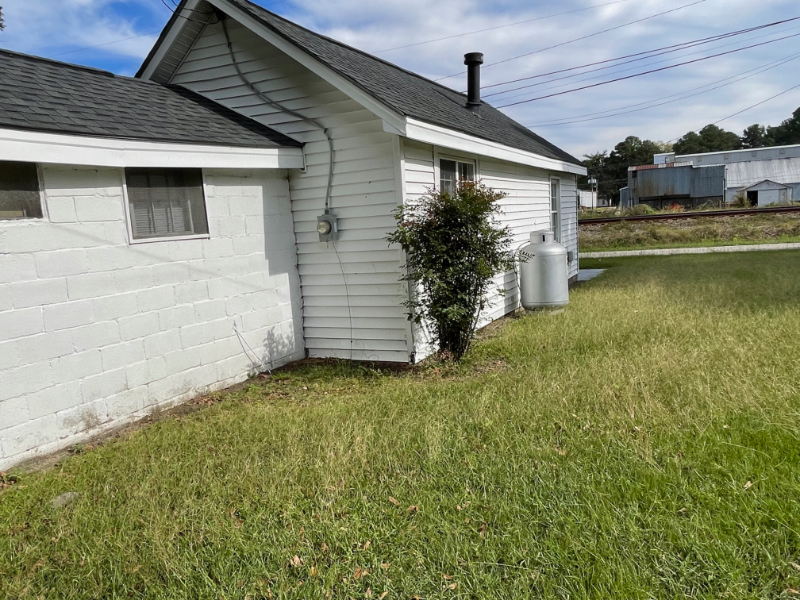 401 N Railroad St - Photo 4 of 18