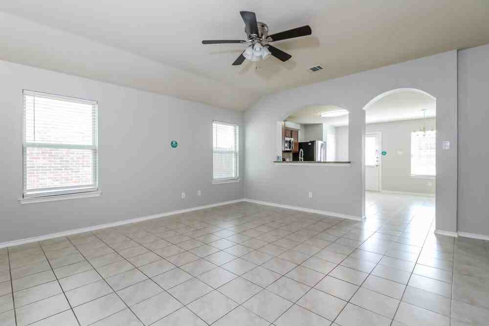 1402 Copper St - Photo 4 of 16