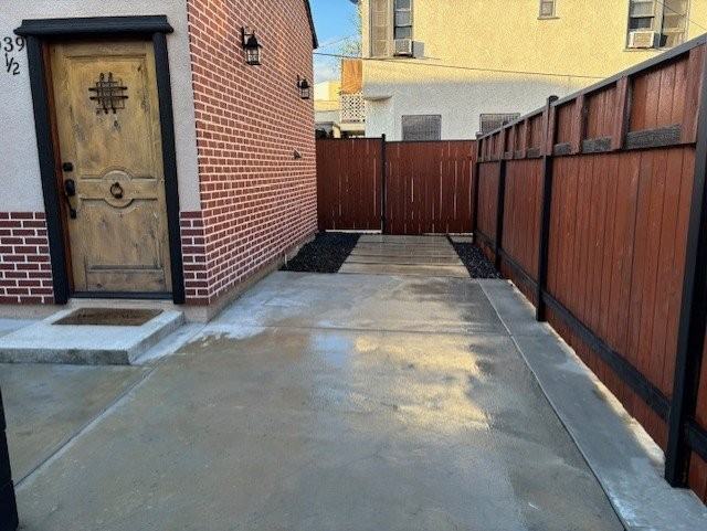 1039 S Redondo Blvd - Photo 2 of 10