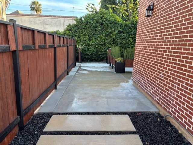 1039 S Redondo Blvd - Photo 3 of 10