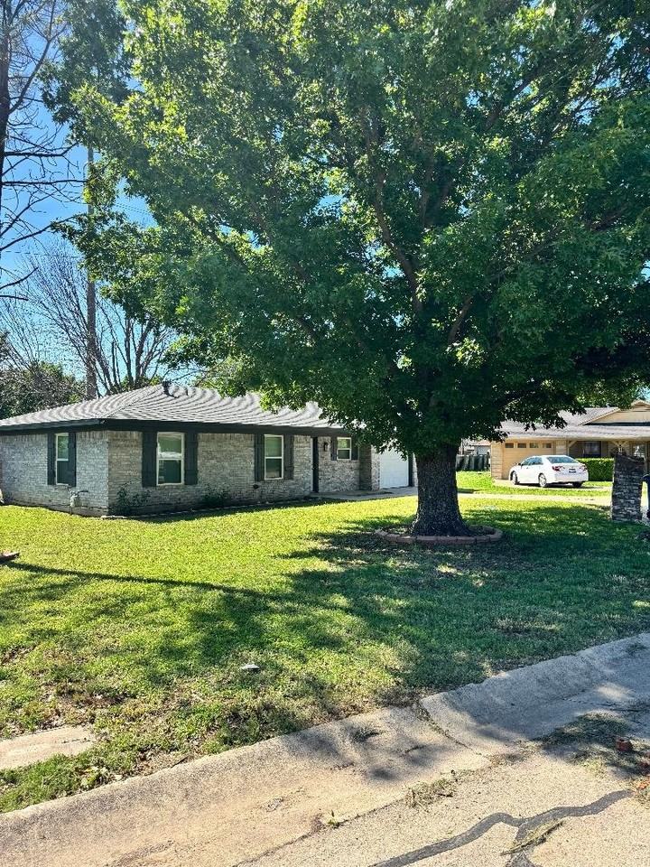 821 Vernon Ct - Photo 3 of 20