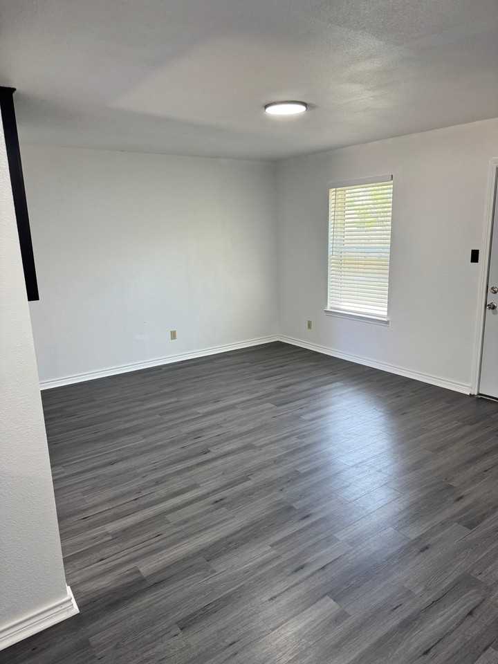 821 Vernon Ct - Photo 5 of 20