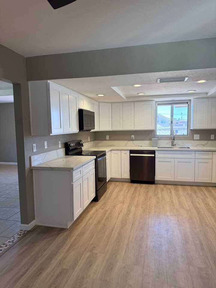 1785 Beavertail Dr - Photo 3 of 16