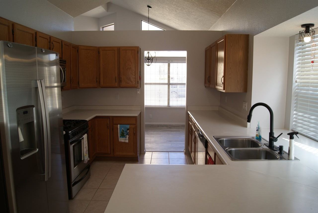 10728 Academy Ridge Rd Ne - Photo 3 of 4