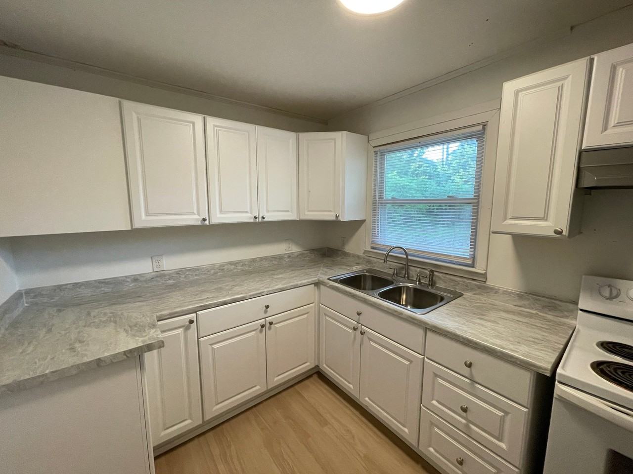 93 Landsdown Dr - Photo 5 of 10