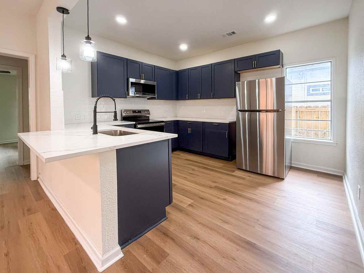 242 Vine St - Photo 2 of 14