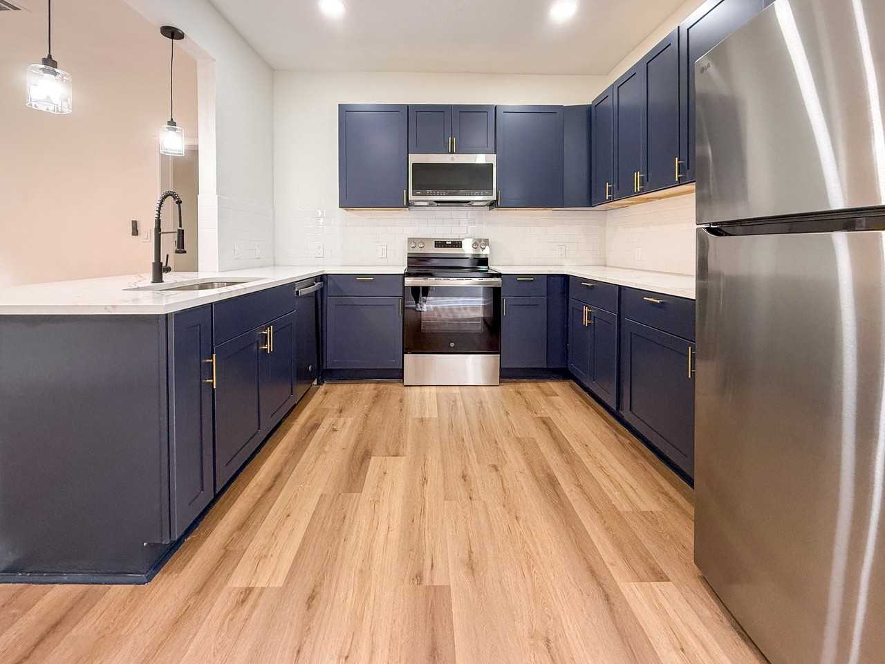 242 Vine St - Photo 5 of 14