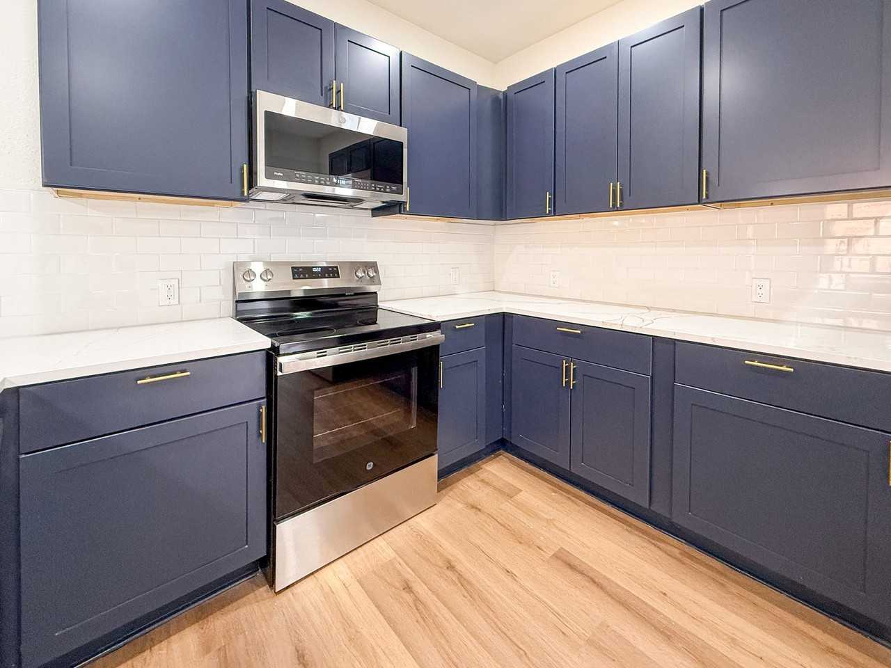 242 Vine St - Photo 6 of 14