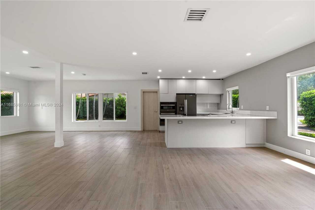 4020 Riviera Dr - Photo 5 of 20