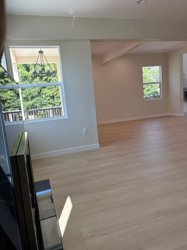 11911 Stagg St - Photo 4 of 20