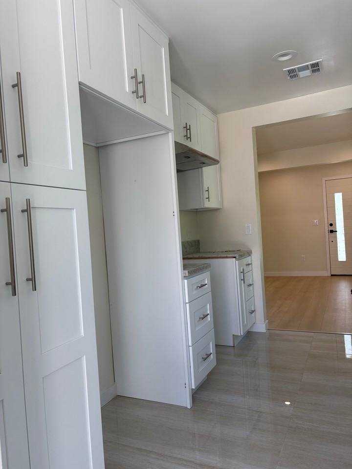 11911 Stagg St - Photo 5 of 20