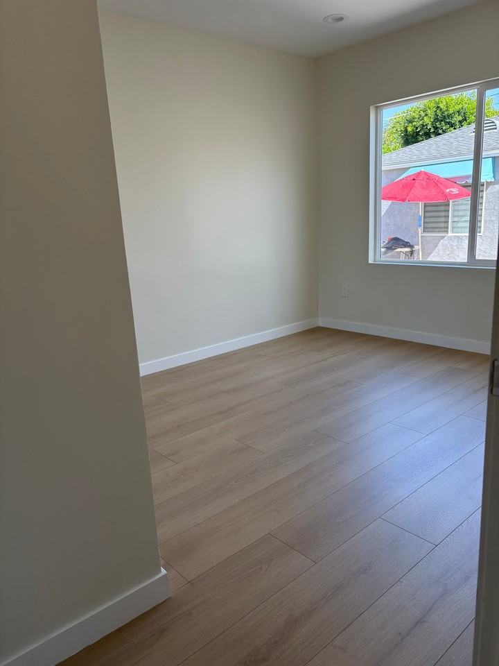 11911 Stagg St - Photo 6 of 20