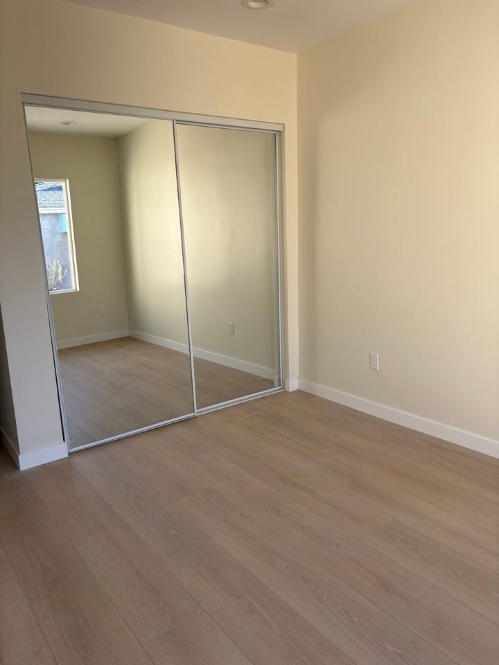 11911 Stagg St - Photo 7 of 20