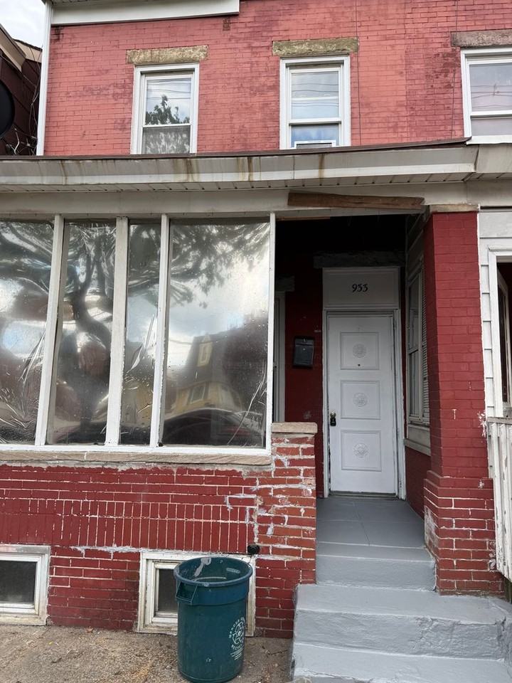 933 Beatty St - Photo 2 of 20