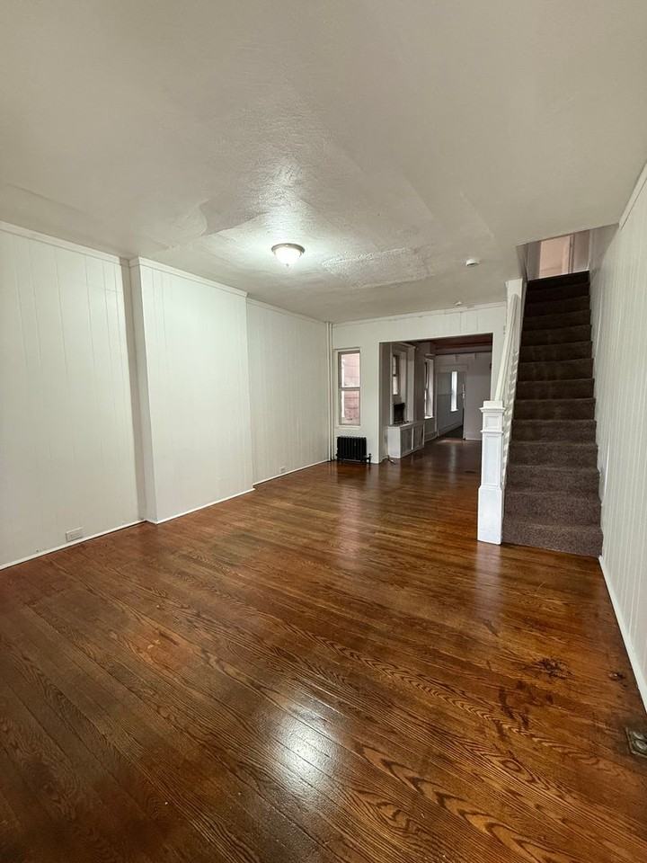 933 Beatty St - Photo 3 of 20