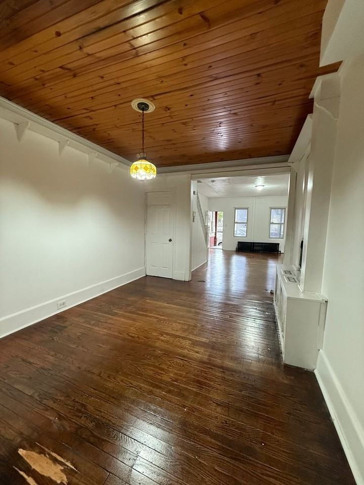 933 Beatty St - Photo 4 of 20