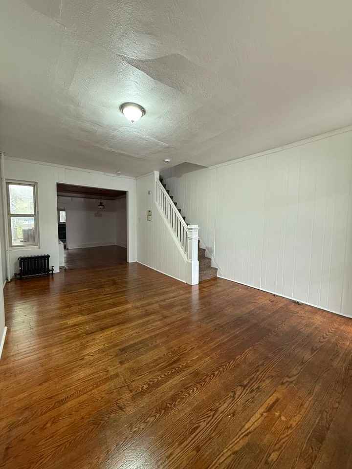 933 Beatty St - Photo 5 of 20