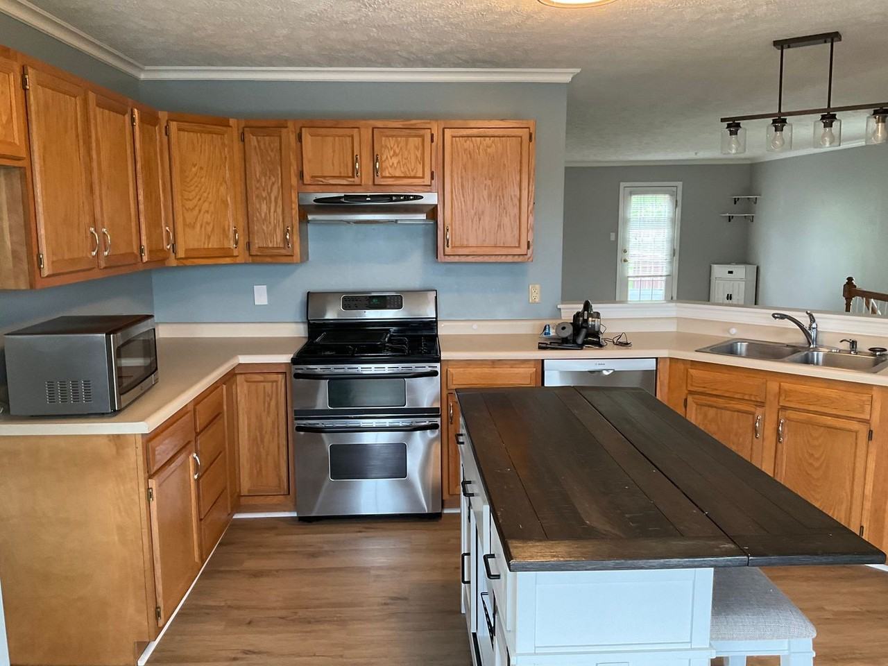 1049 Royal Dr - Photo 3 of 50