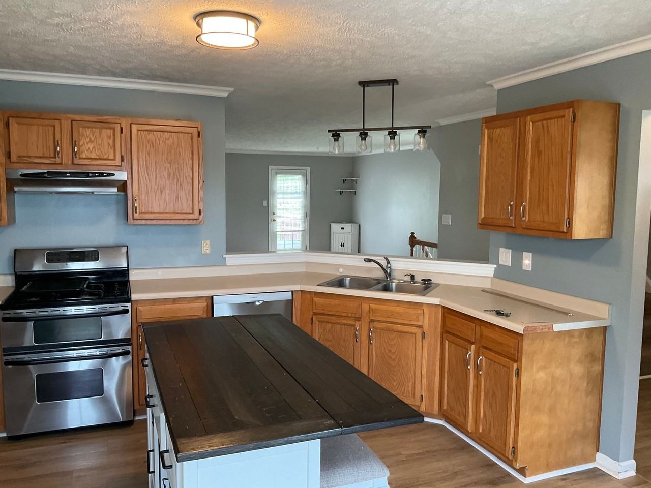 1049 Royal Dr - Photo 4 of 50