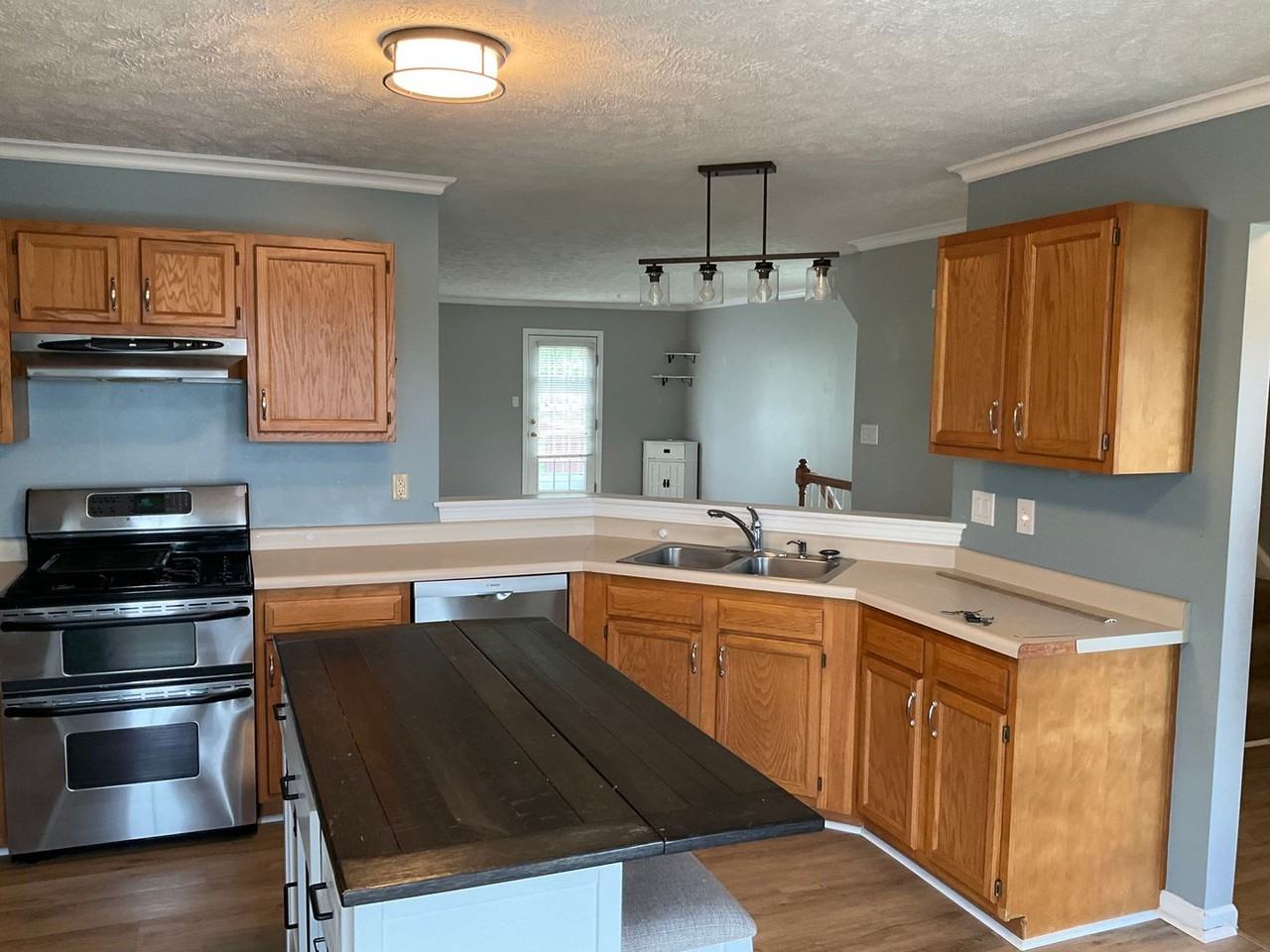 1049 Royal Dr - Photo 5 of 50