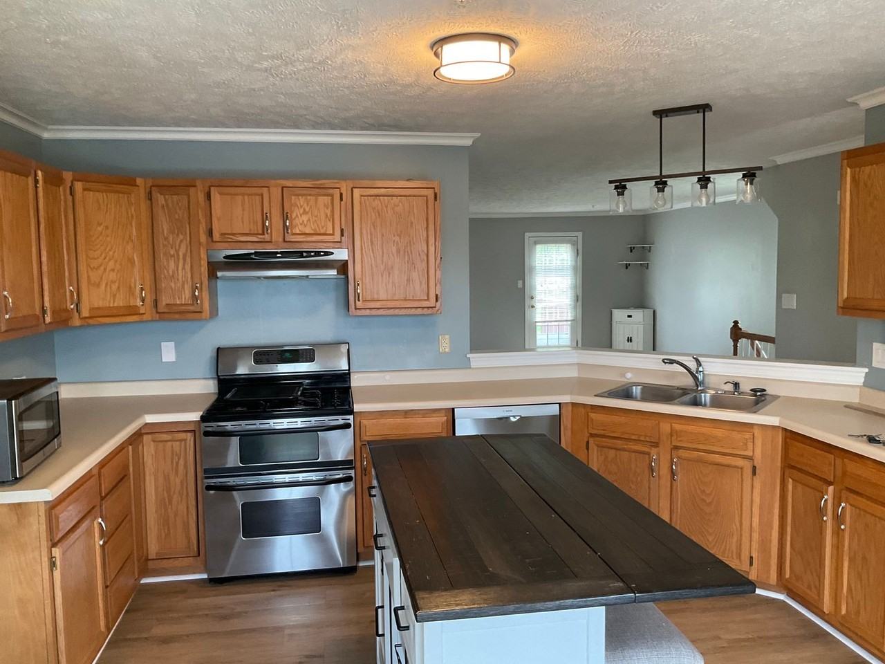 1049 Royal Dr - Photo 6 of 50