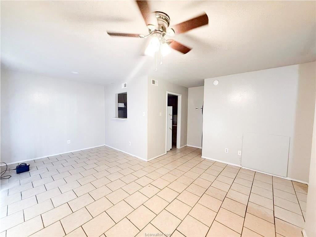 2402 Blanco Dr #B - Photo 3 of 11