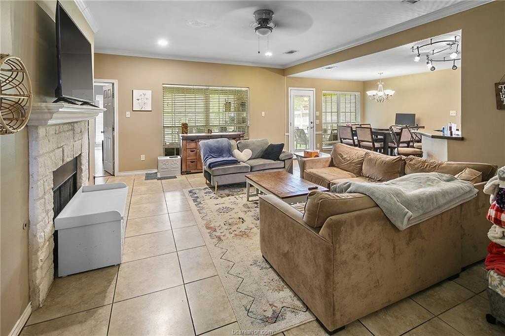 335 Robelmont Dr - Photo 4 of 28