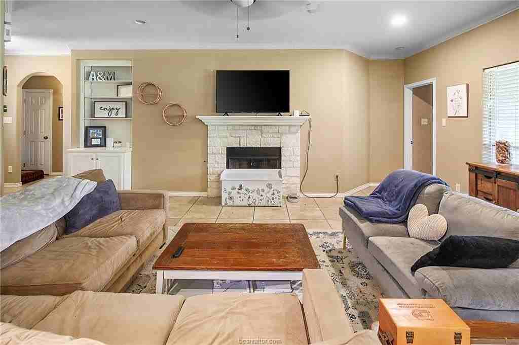 335 Robelmont Dr - Photo 7 of 28